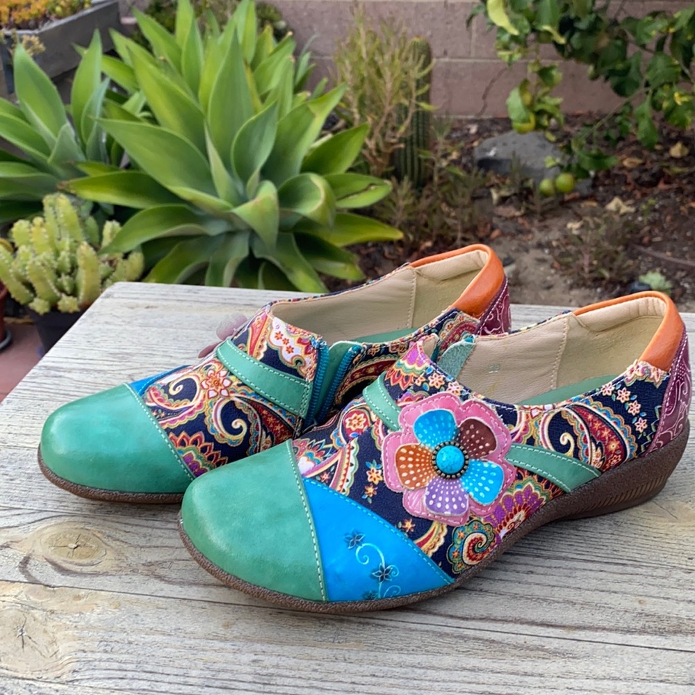 Exotic import casual zip on flats.